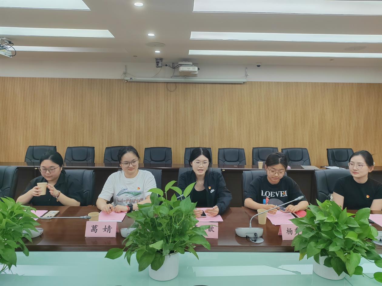 图为学生党员交流感悟