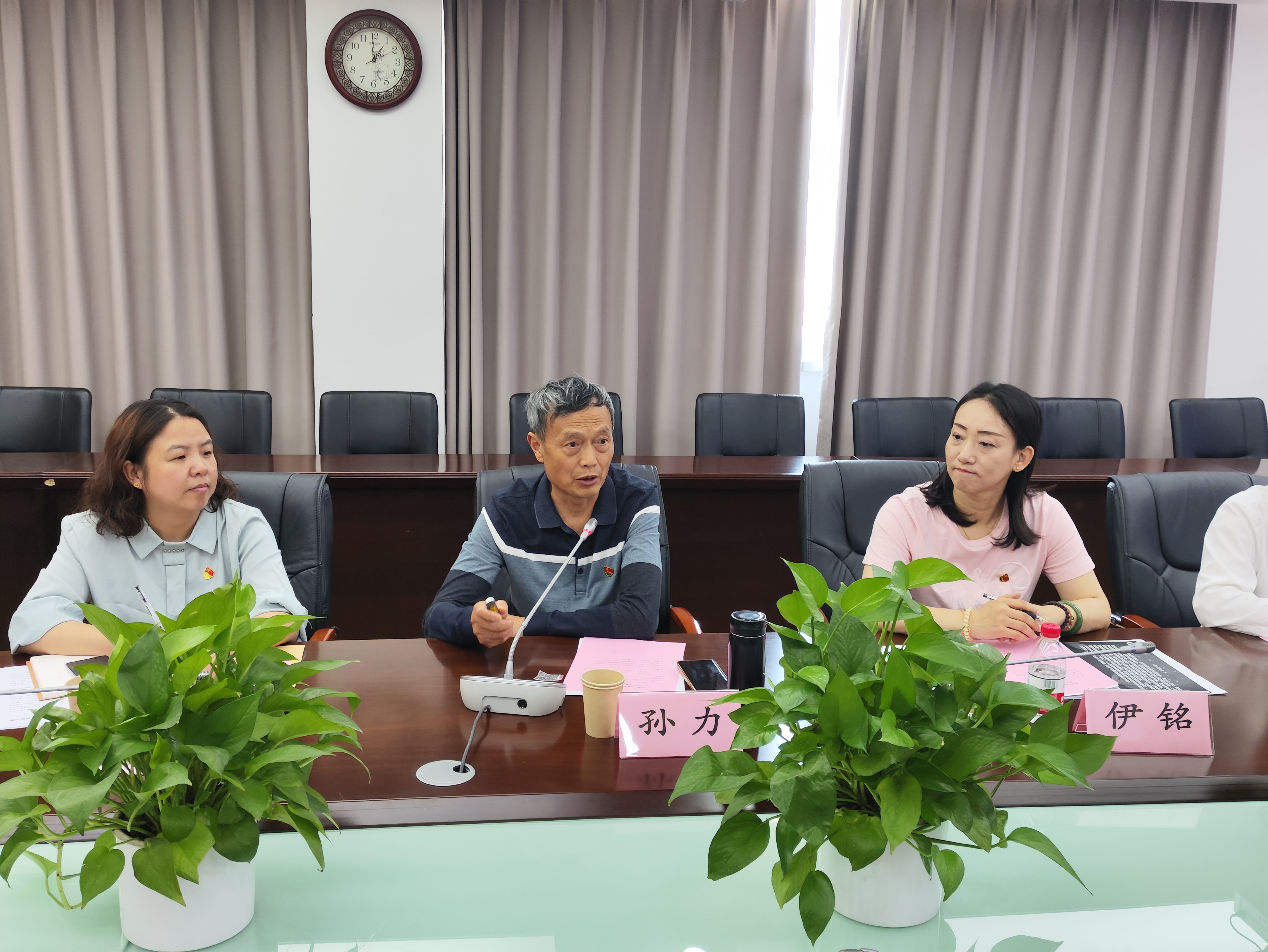 图为孙力教授讲党课