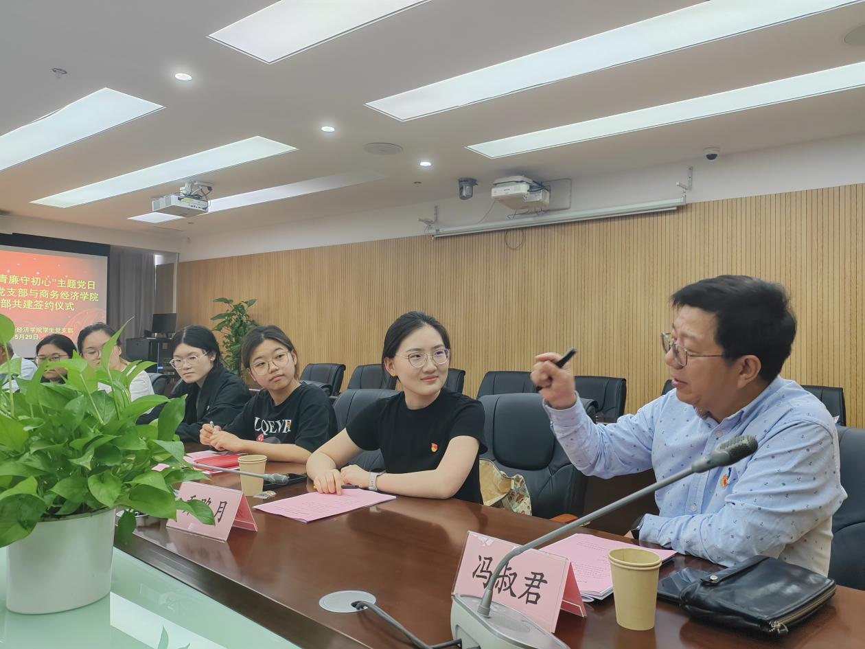 图为学生党员认真听老党员分享人生经历与治学感悟