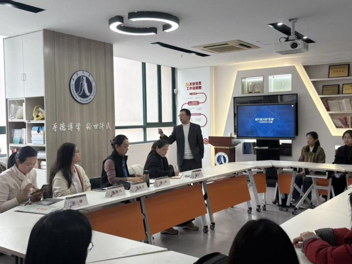 (图为冯叔君讲解场景)