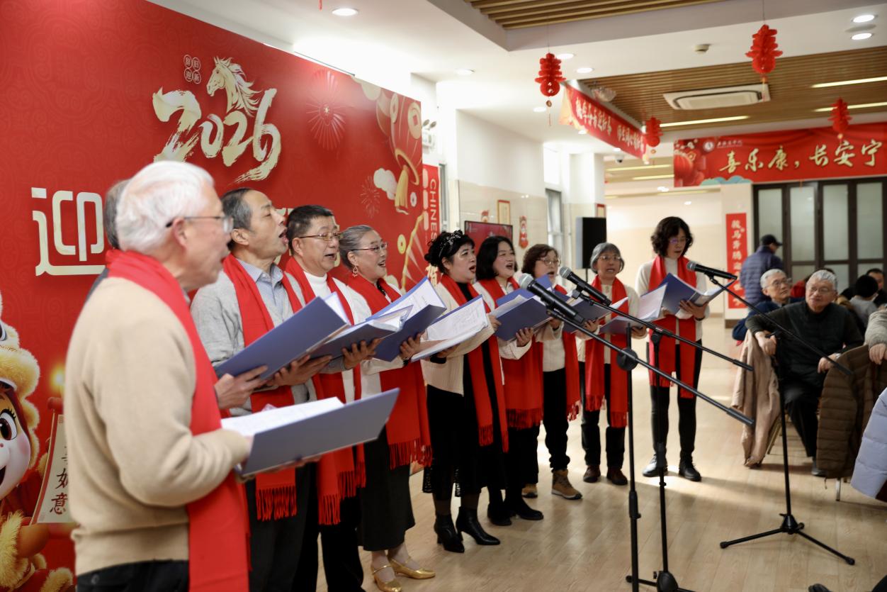 退休教工开心合唱团现场演绎歌曲串烧节目