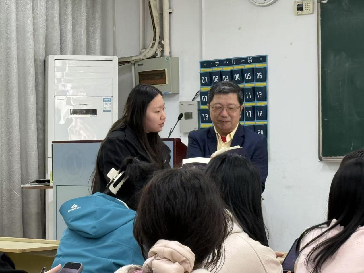 图为冯叔君教授与现场大学生互动