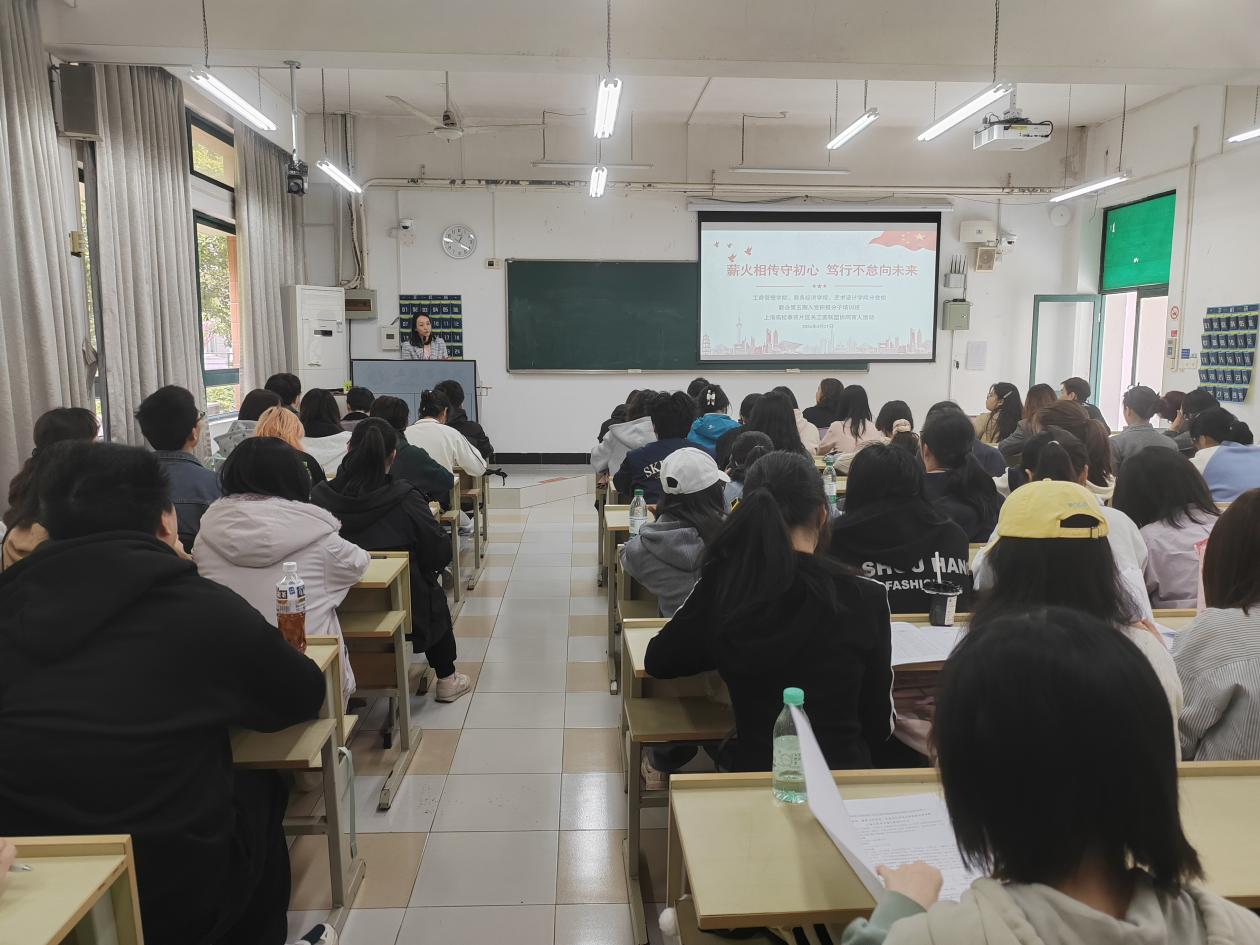 图为伊铭主持活动