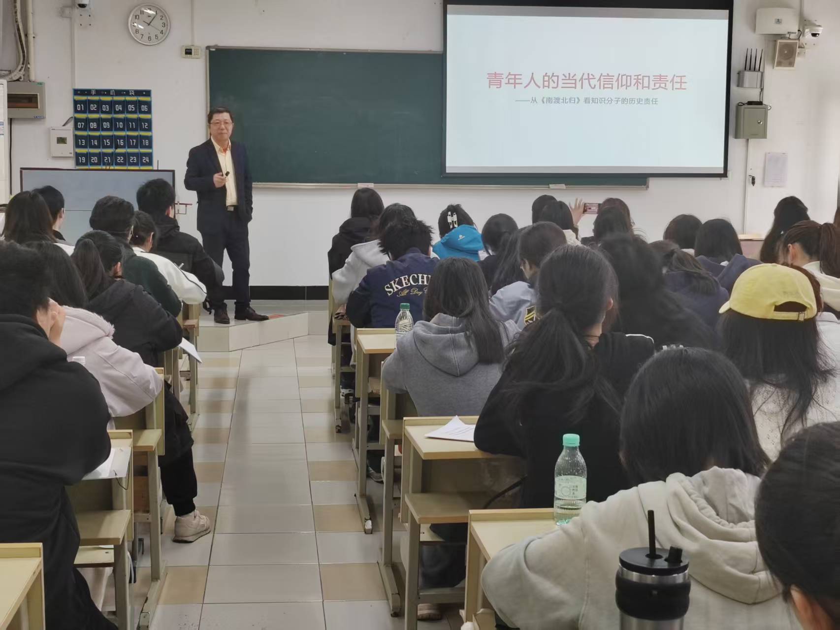 图为冯叔君教授讲座