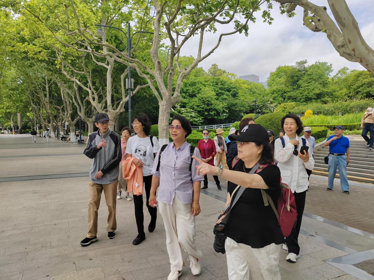 图为离退休教职工漫步浦东世纪公园