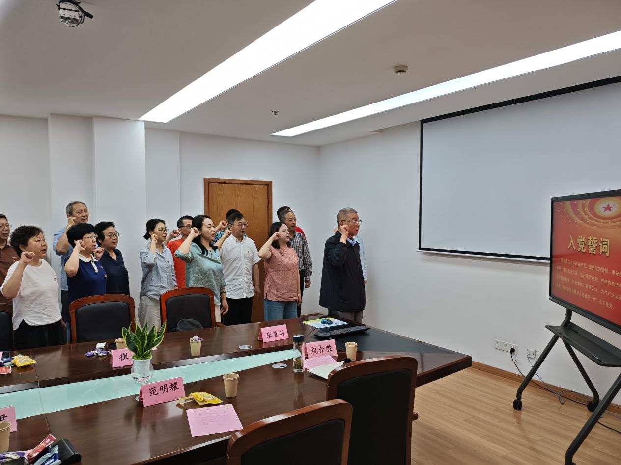 图为重温入党诗词