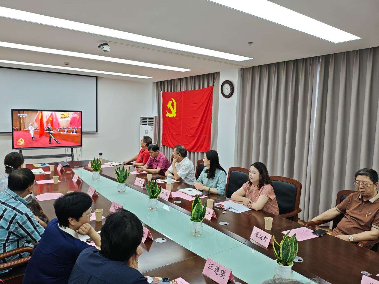 图为集中观看庆祝中国共产党成立105周年大会直播实况