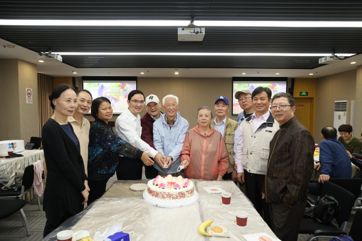 图为逢五逢十寿星代表共同切蛋糕