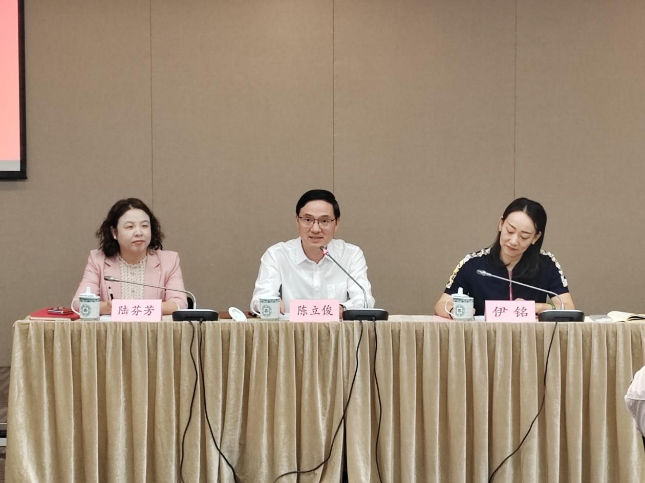 图为陈立俊在会上作校情通报